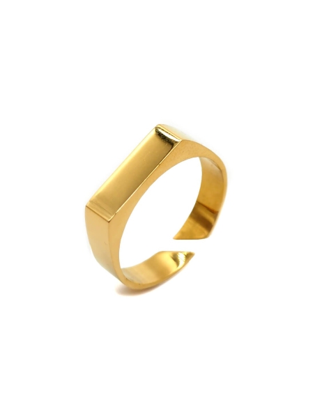 bague dorée fine au design minimaliste