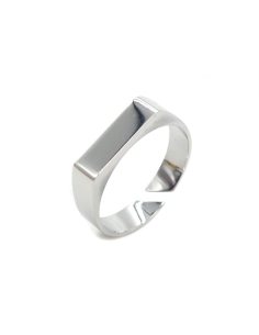 bague argentée fine au design minimaliste