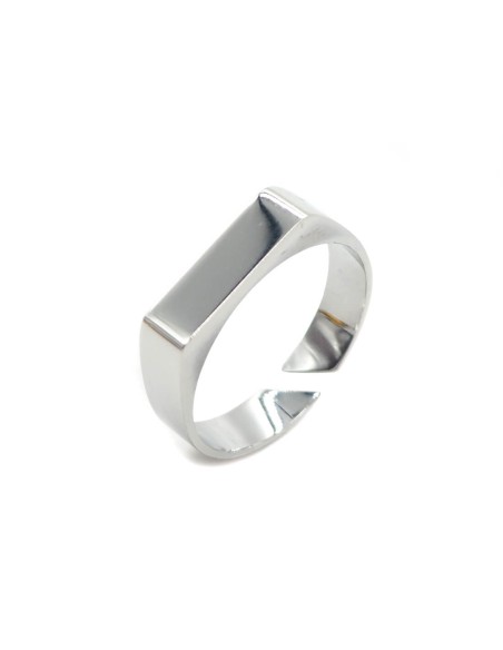 bague argentée fine au design minimaliste