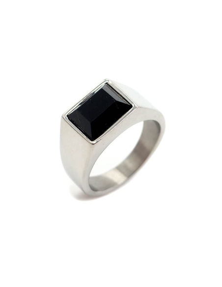 bague chevaliere argentee avec pierre carrée noire en onyx