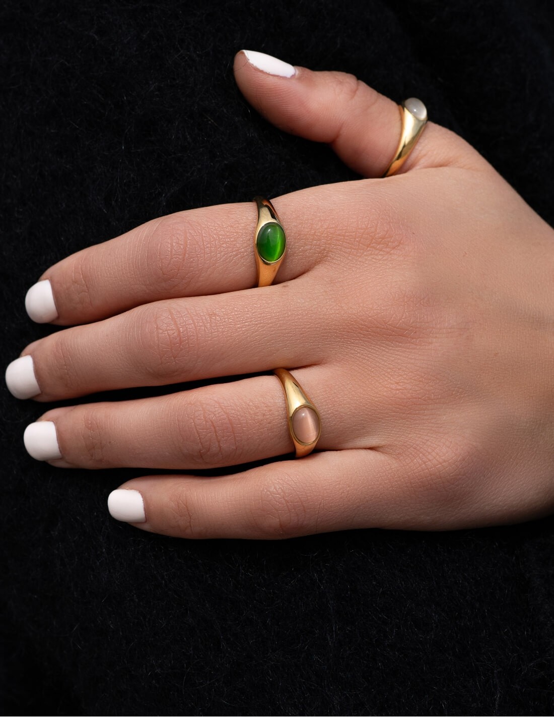 bagues fines dorées avec pierre verte, rose et blanche