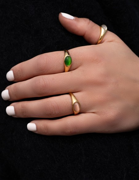 bagues fines dorées avec pierre verte, rose et blanche