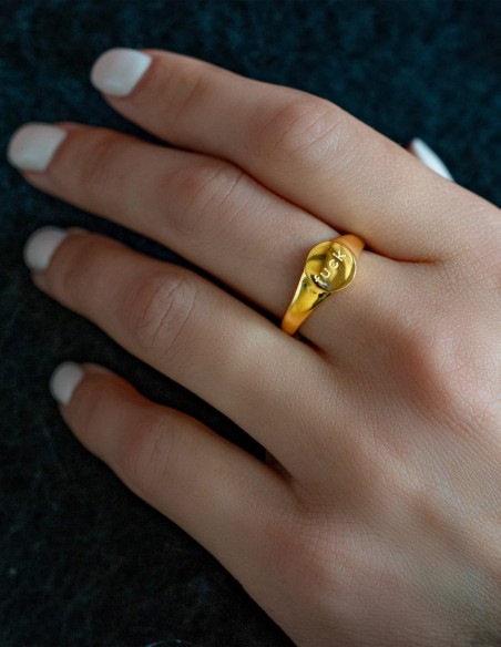 bague dorée écriture fuck