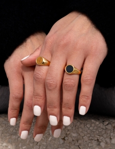 bague doree a pierre ronde noire 2