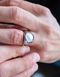 bague chevaliere argentee pierre nacre 2