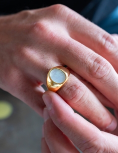 bague chevaliere doree pierre ovale nacre 2