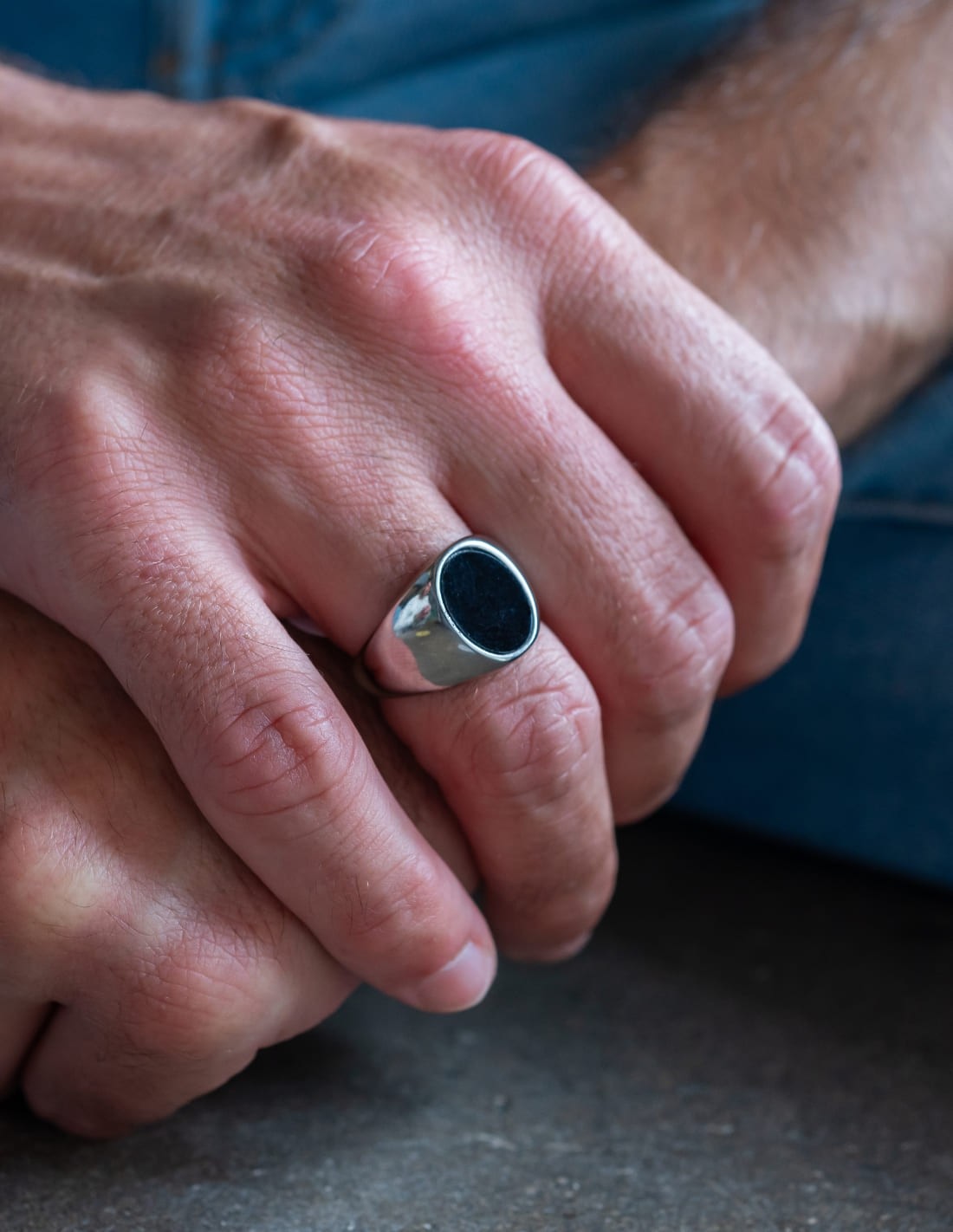 bague chevaliere argentee homme pierre noire