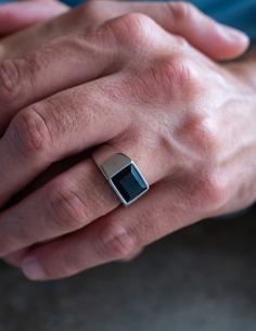 bague chevaliere argentee avec pierre carrée noire en onyx 2
