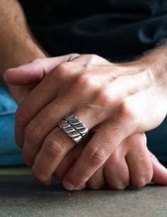 bague chevaliere argentee a motif 2