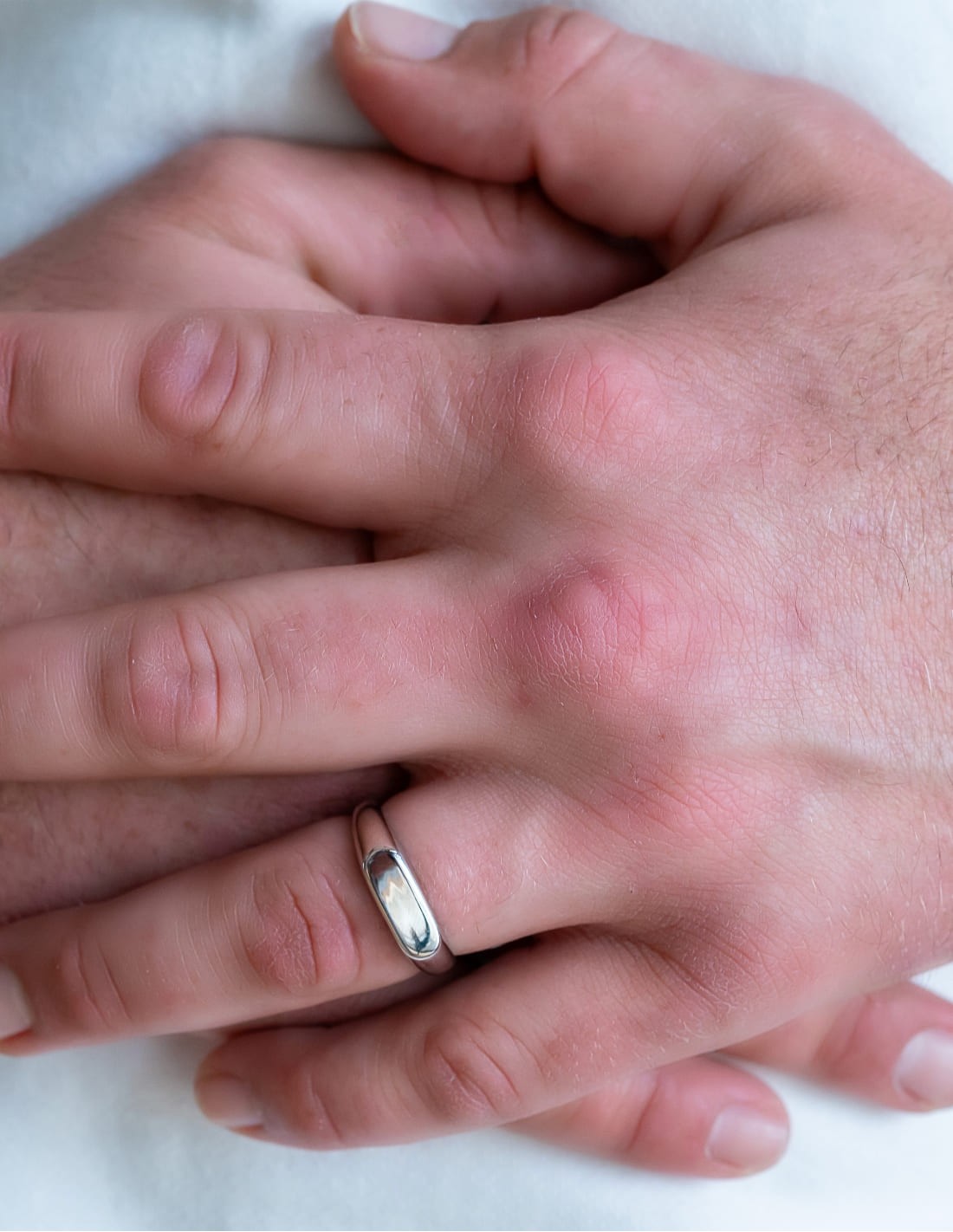 bague minimaliste argentée arrondie homme