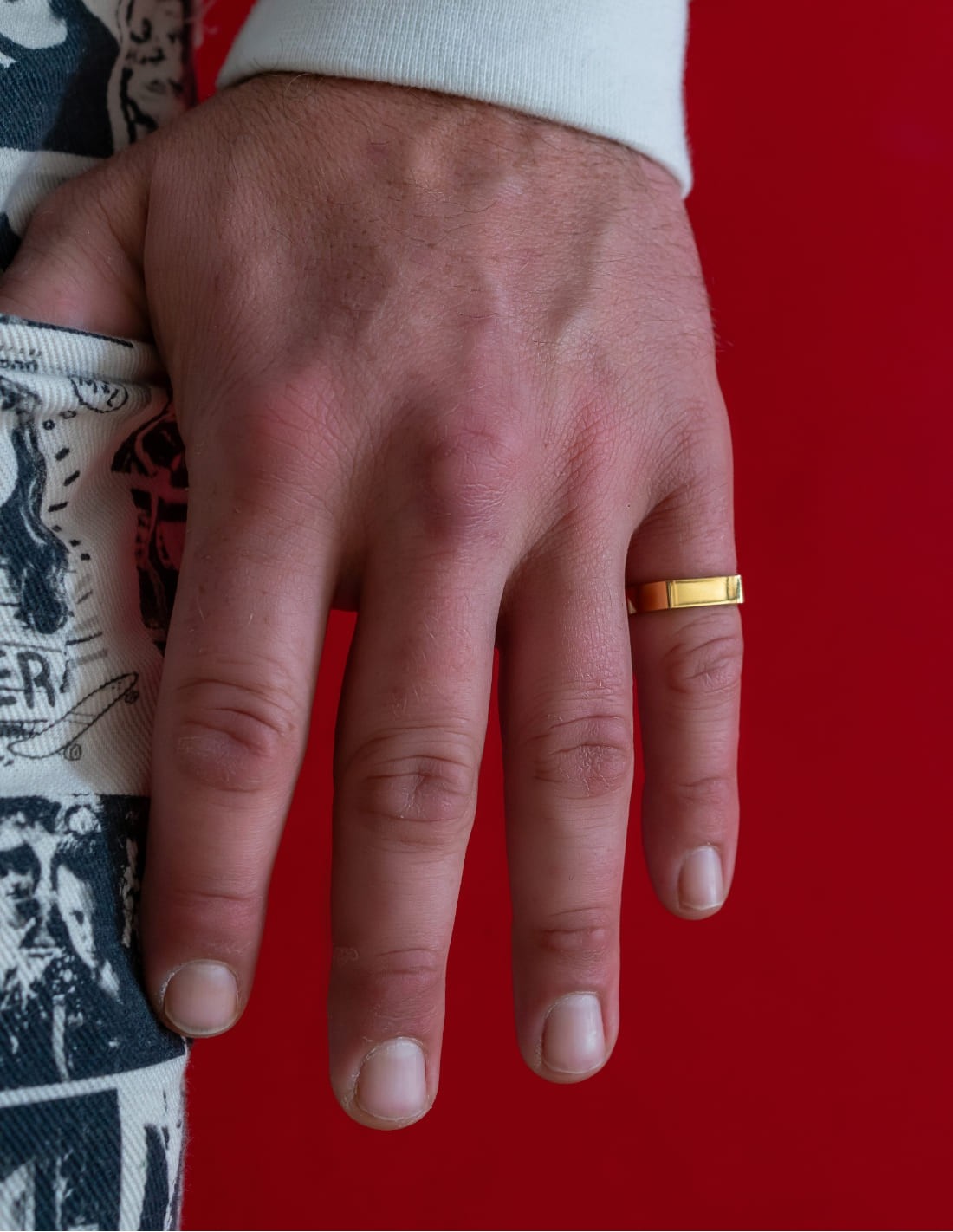 bague dorée design minimaliste pour homme