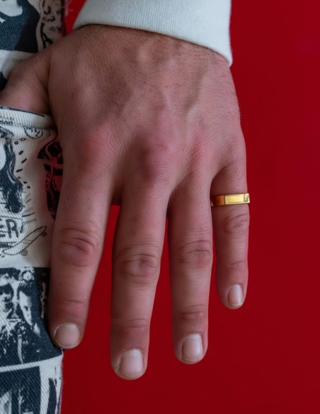 bague dorée design minimaliste pour homme