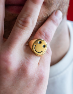 bague chevaliere smiley dorée 2