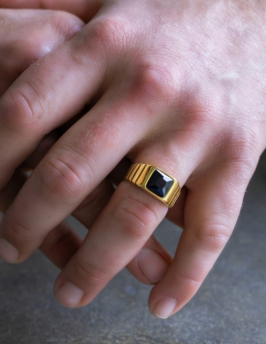 bague chevalière dorée pierre noire