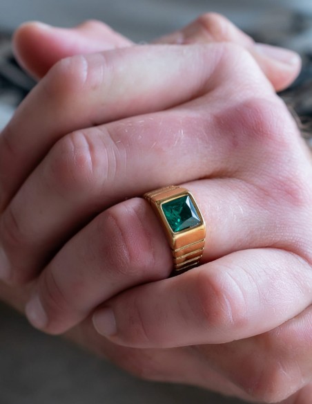 bague chevalière dorée à pierre verte