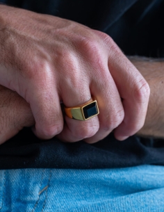 bague chevalière dorée avec pierre carrée noire en onyx 2