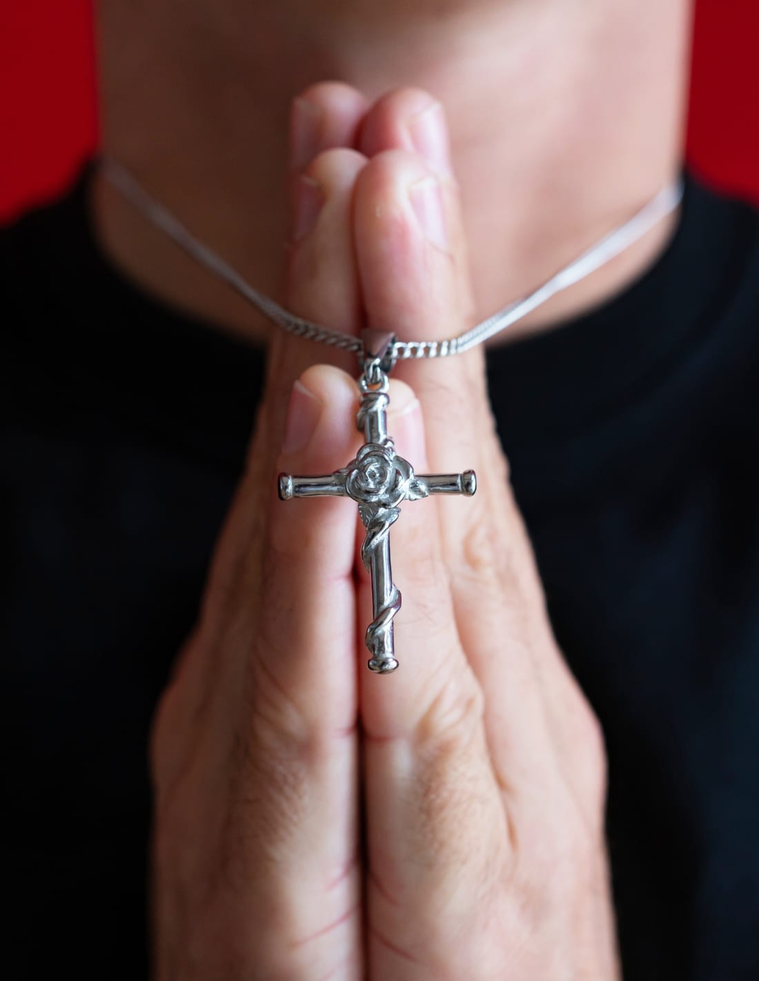 Collier Croix fleurie argenté