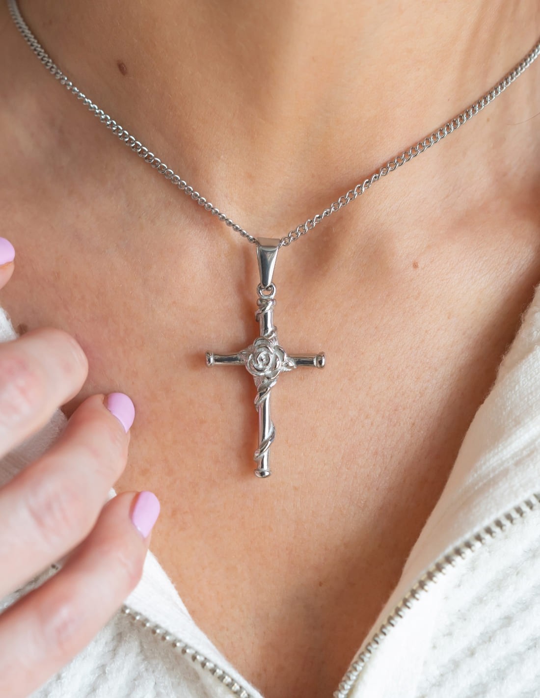 Collier Croix fleurie argenté