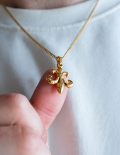 Collier doré streetwear pendentif fleur de lys à l'envers 2