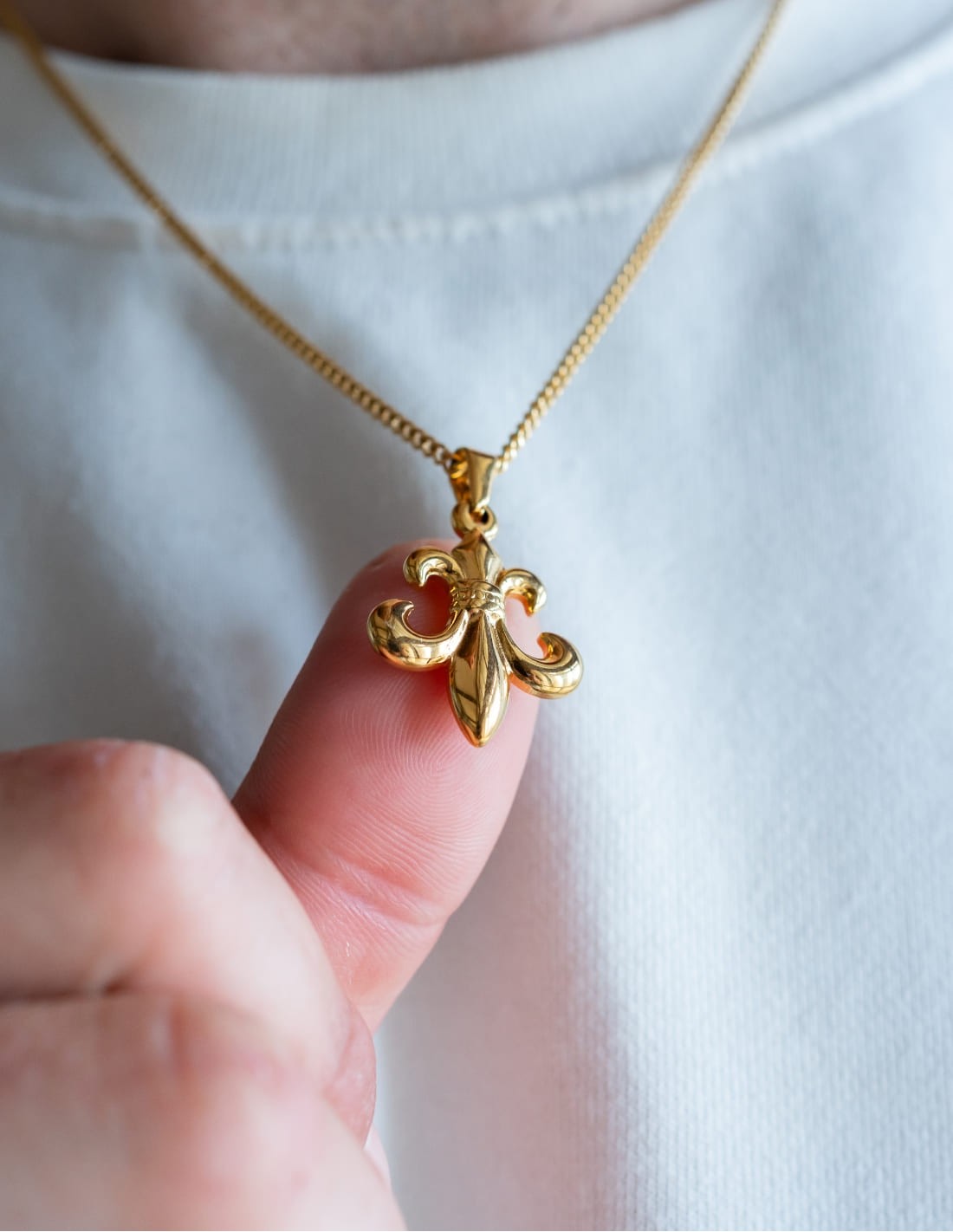 Collier Fleur de lys inversée doré