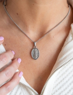 Collier argenté streetwear pendentif médaille dague 2