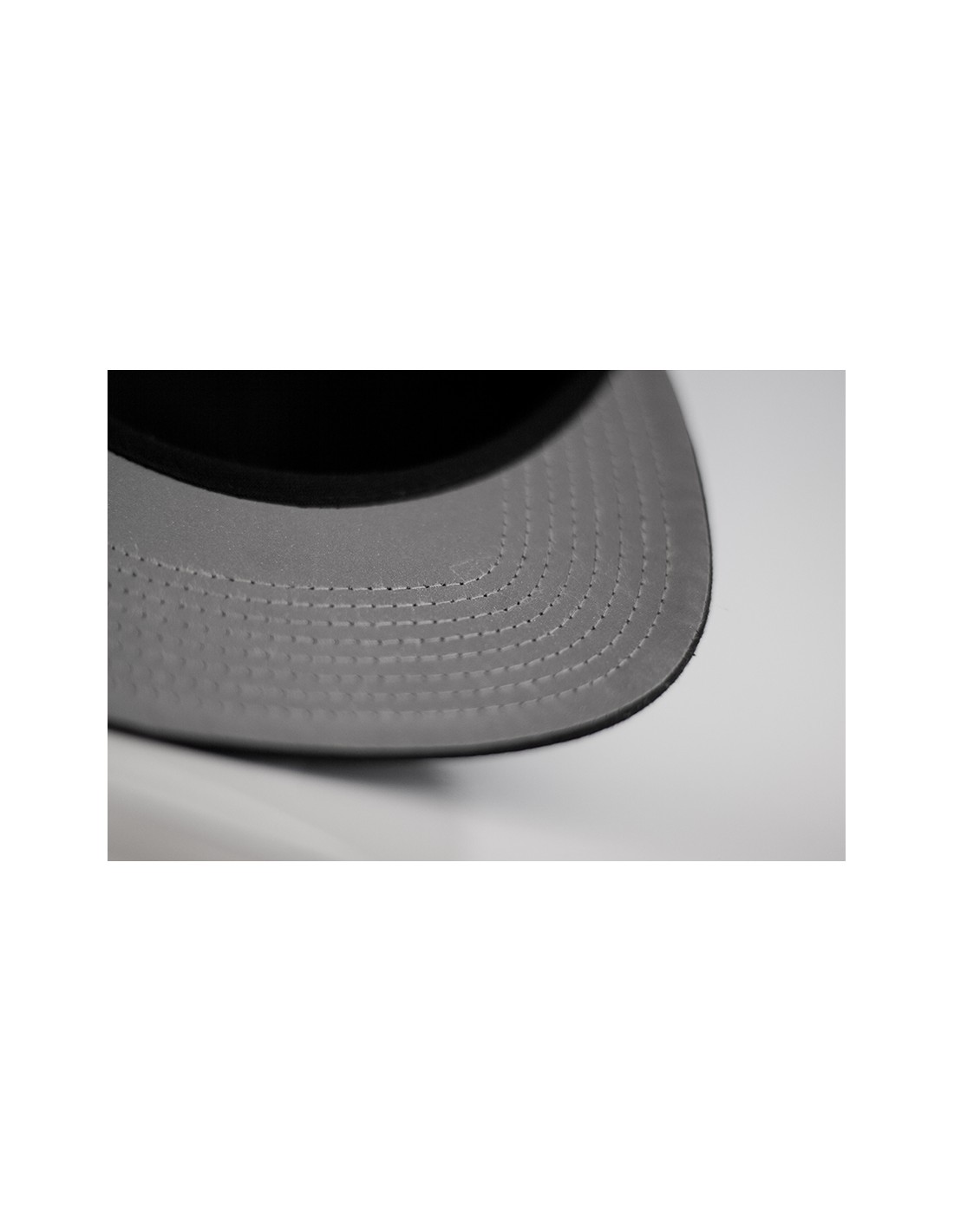 CASQUETTE NOIRE A VISIERE REFLECHISSANTE