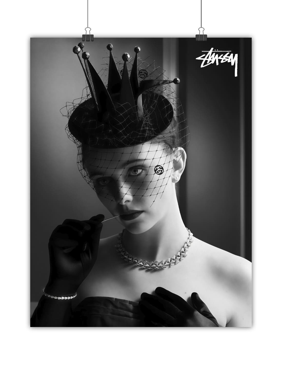 poster stussy femme couronnée noir et blanc