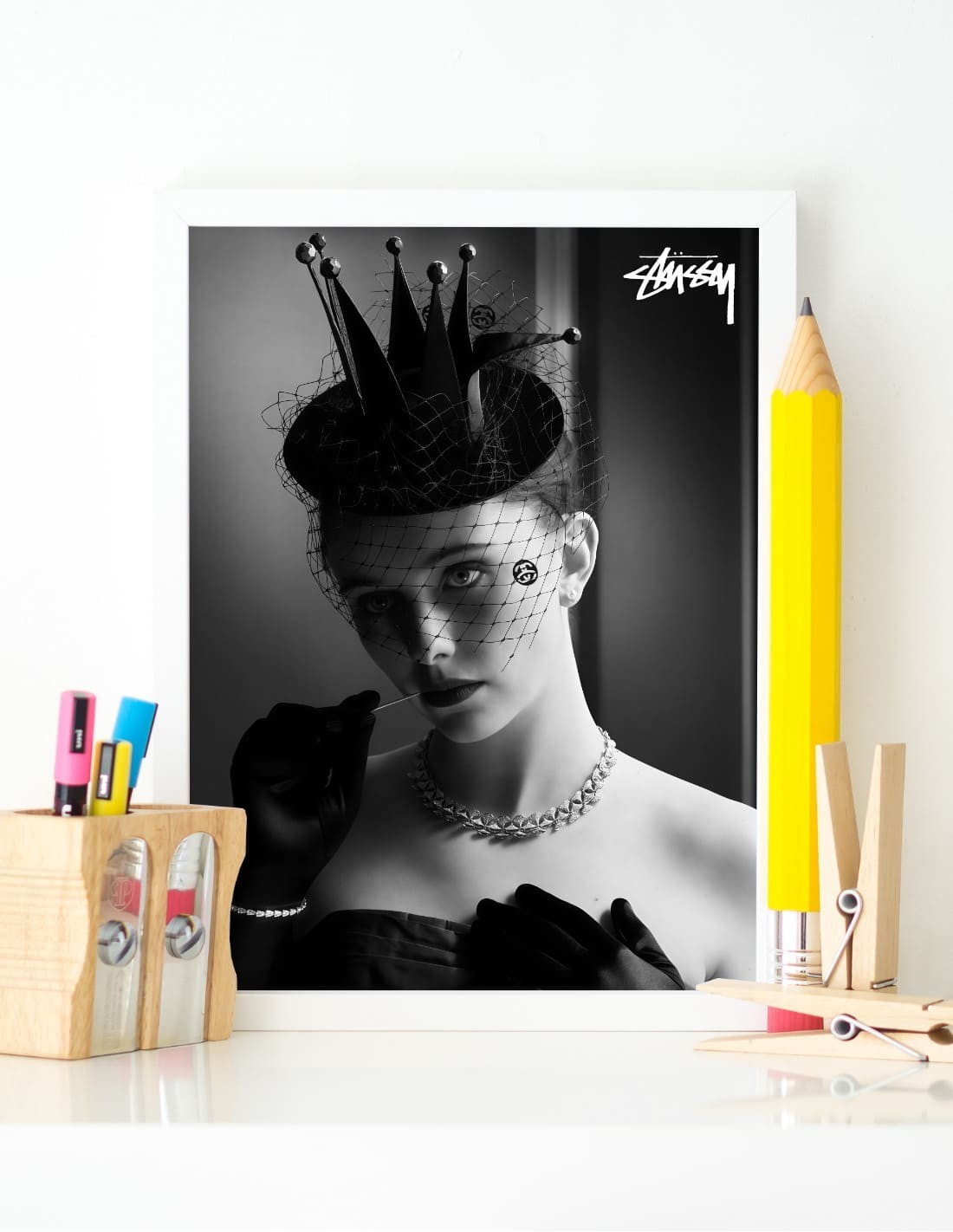 affiche stussy femme couronnée noir et blanc