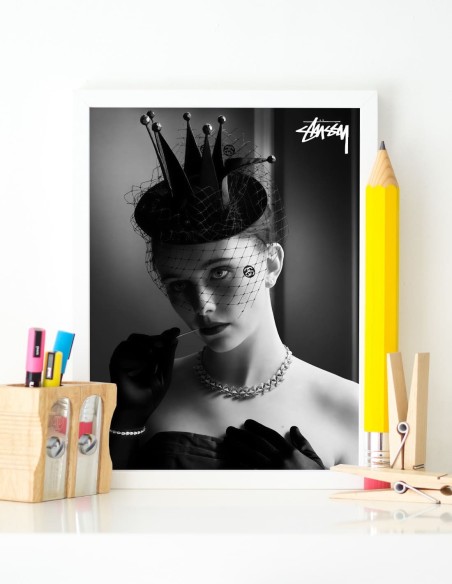 affiche stussy femme couronnée noir et blanc