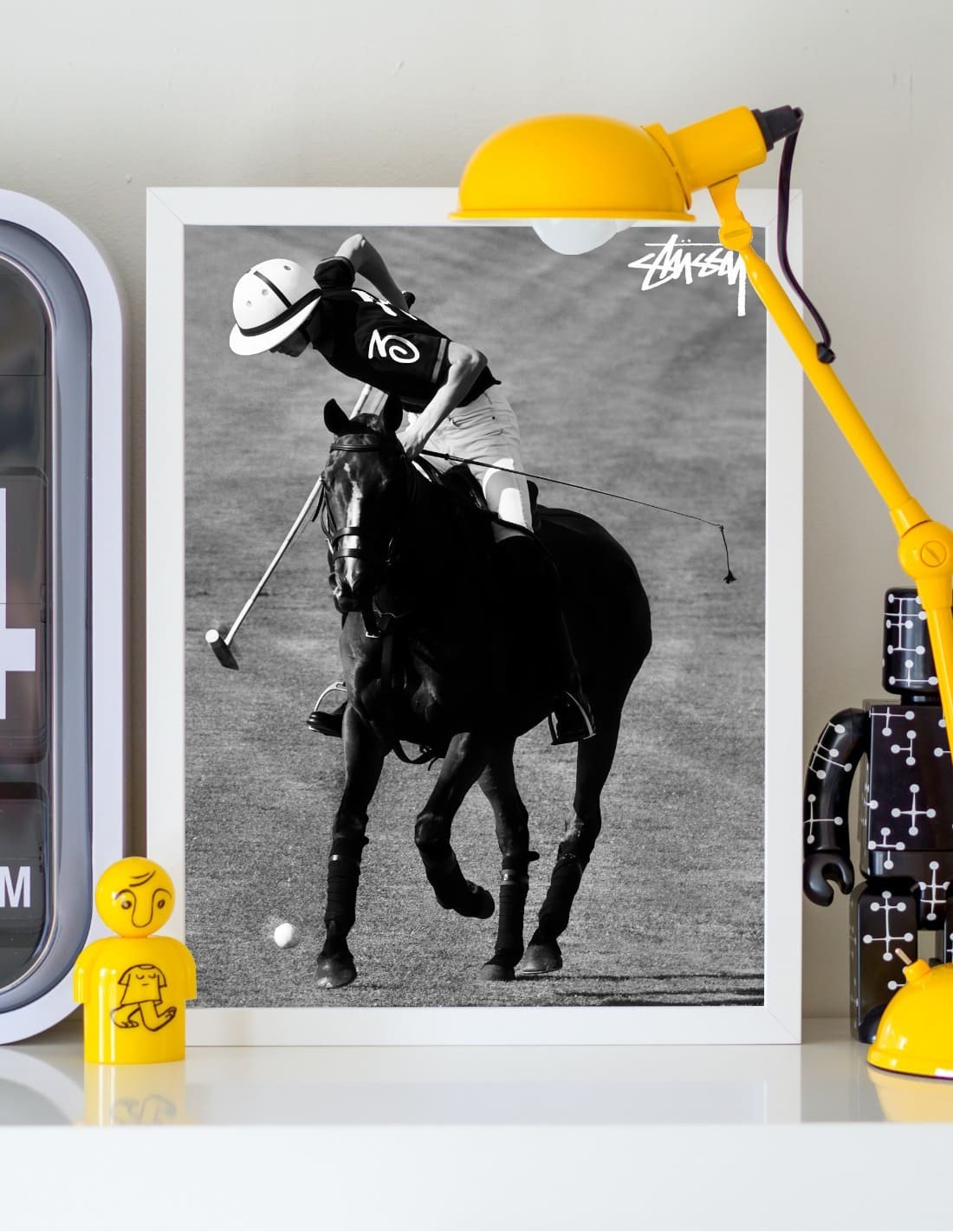 affiche stussy joueur de polo cheval noir et blanc