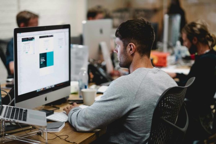 tenue streetwear au travail