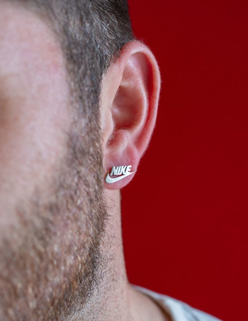 boucle d'oreille argentée nike homme