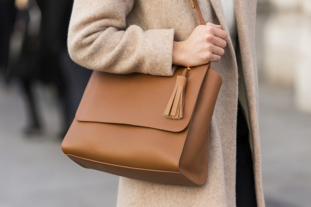 pompon et gland de sac en cuir